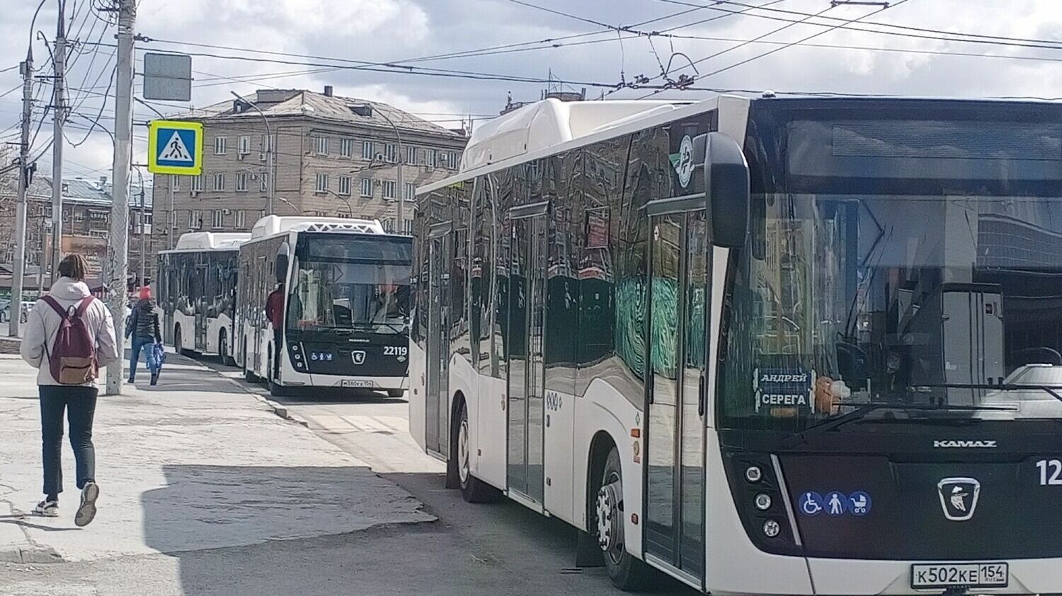 На площади Маркса обнаружилось сразу три автобуса одного маршрута