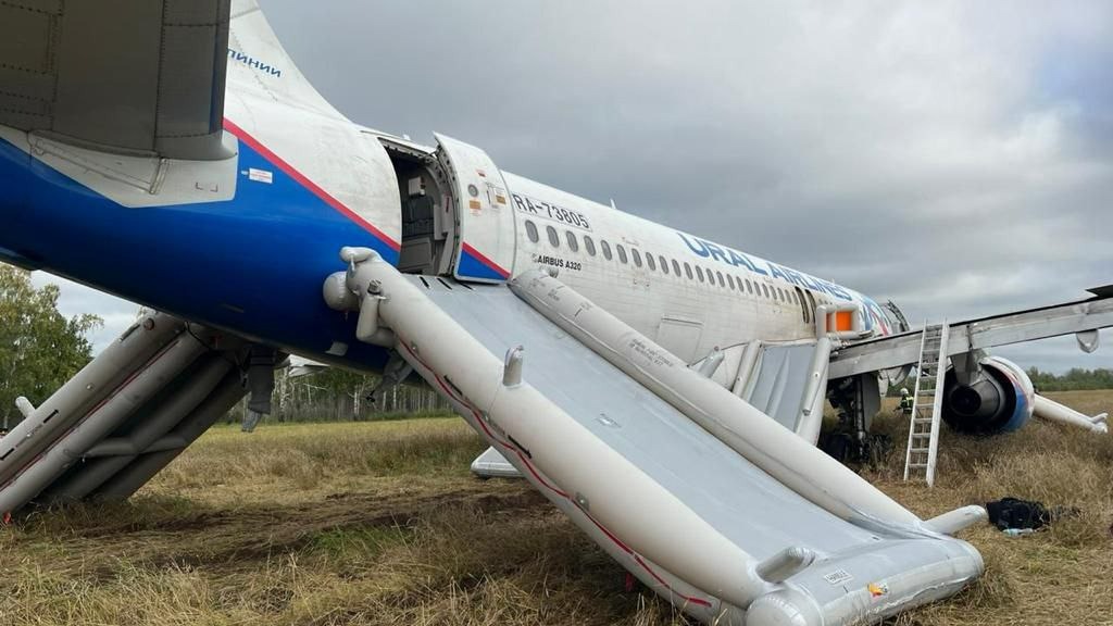 Самолет, выполнявший рейс U6-1383 экстренно сел в поле под Новосибирском.