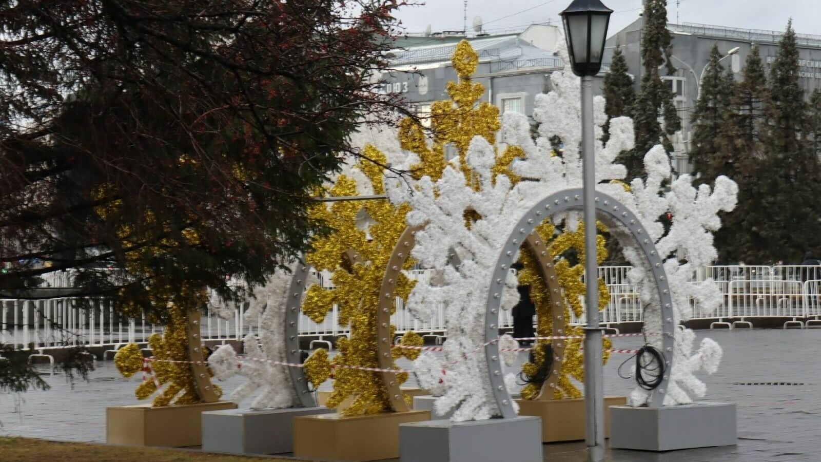 Новосибирск украшают к Новому году уже в ноябре 