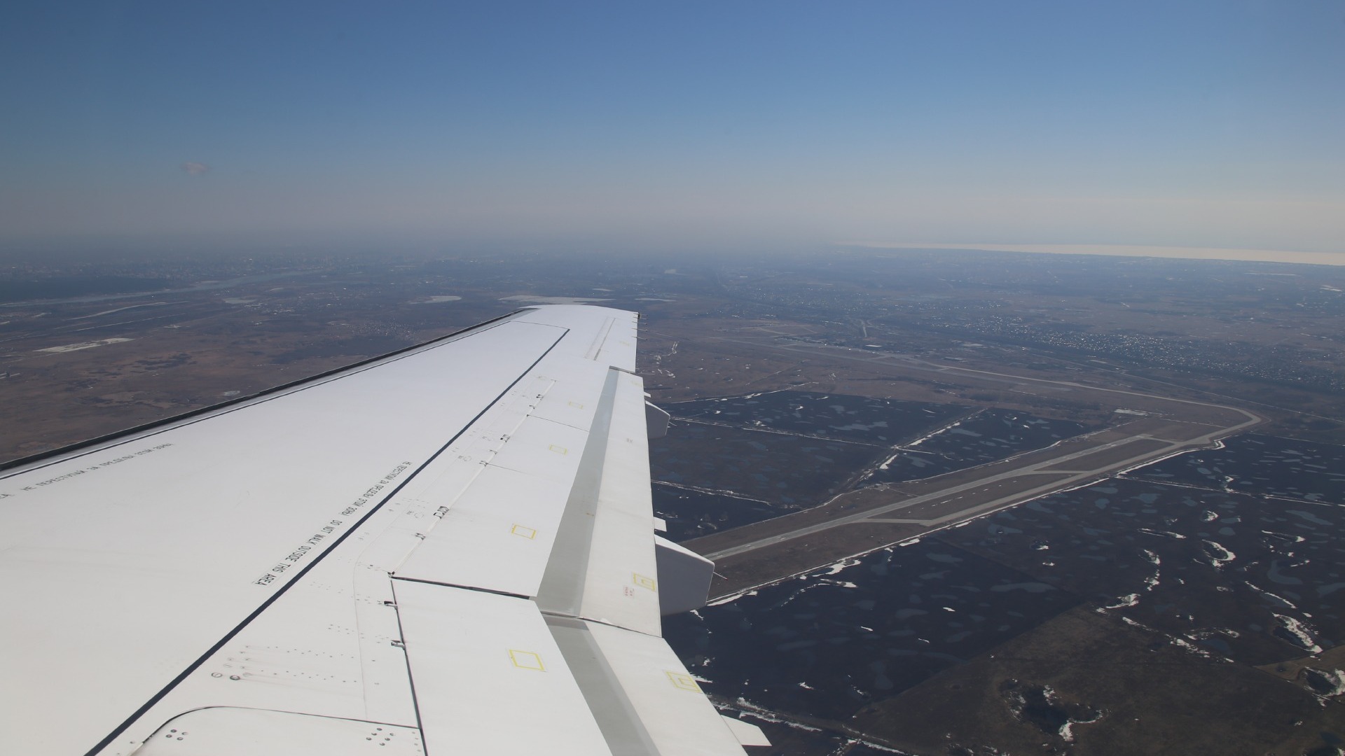 Самолет сел в Новосибирске из-за пассажира с эпилепсией