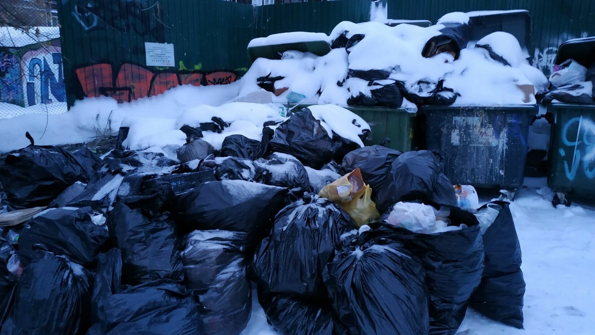 На выходных новосибирцы жаловались на горы мусора во дворах