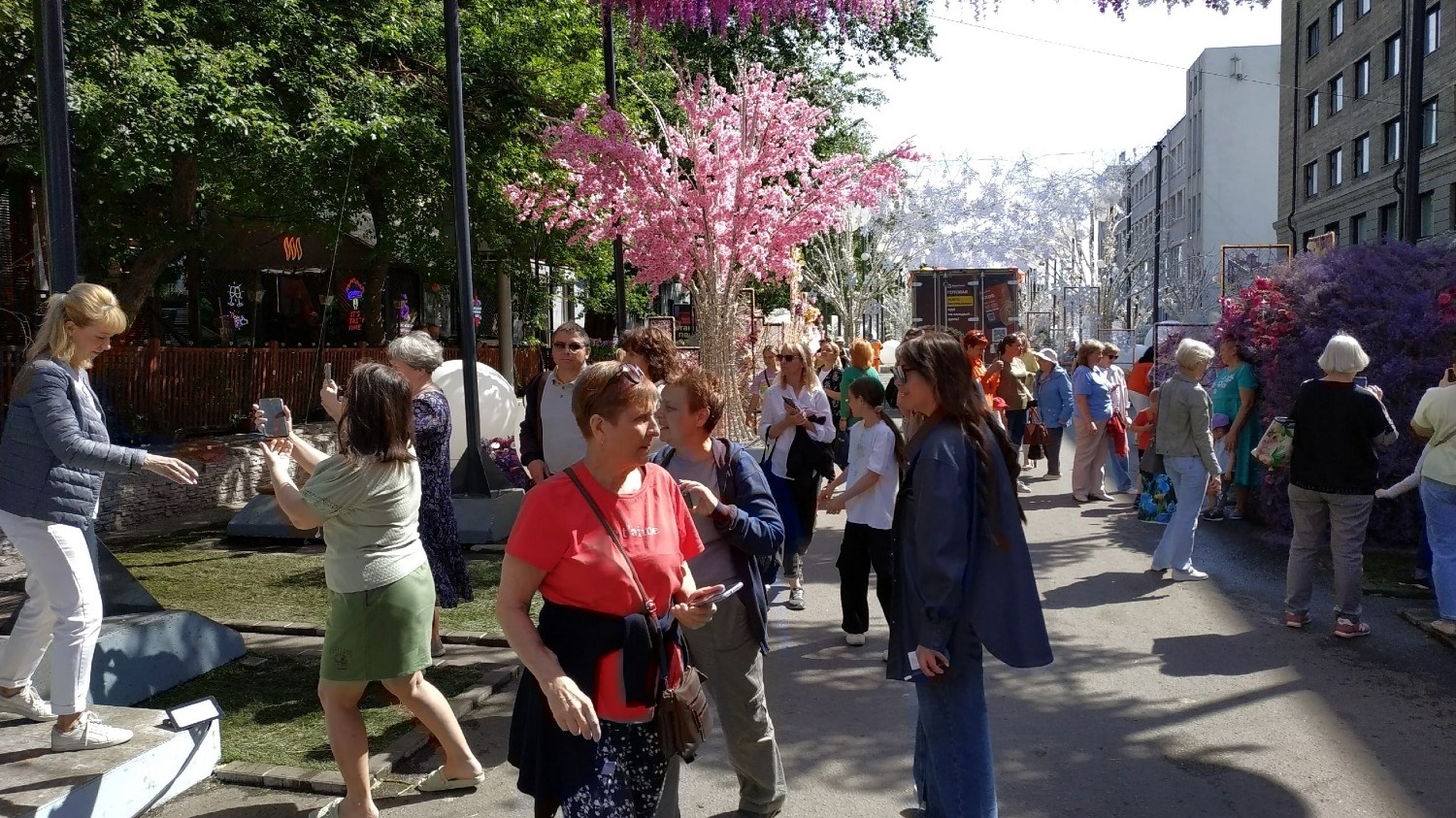 Новосибирцам нравится гулять по улице Ленина