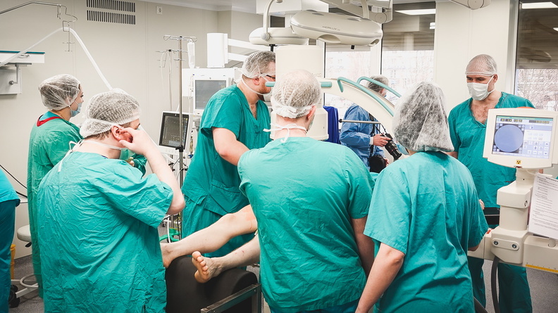 Медсестру из красной зоны прооперировали хирурги НИИТО в Новосибирске