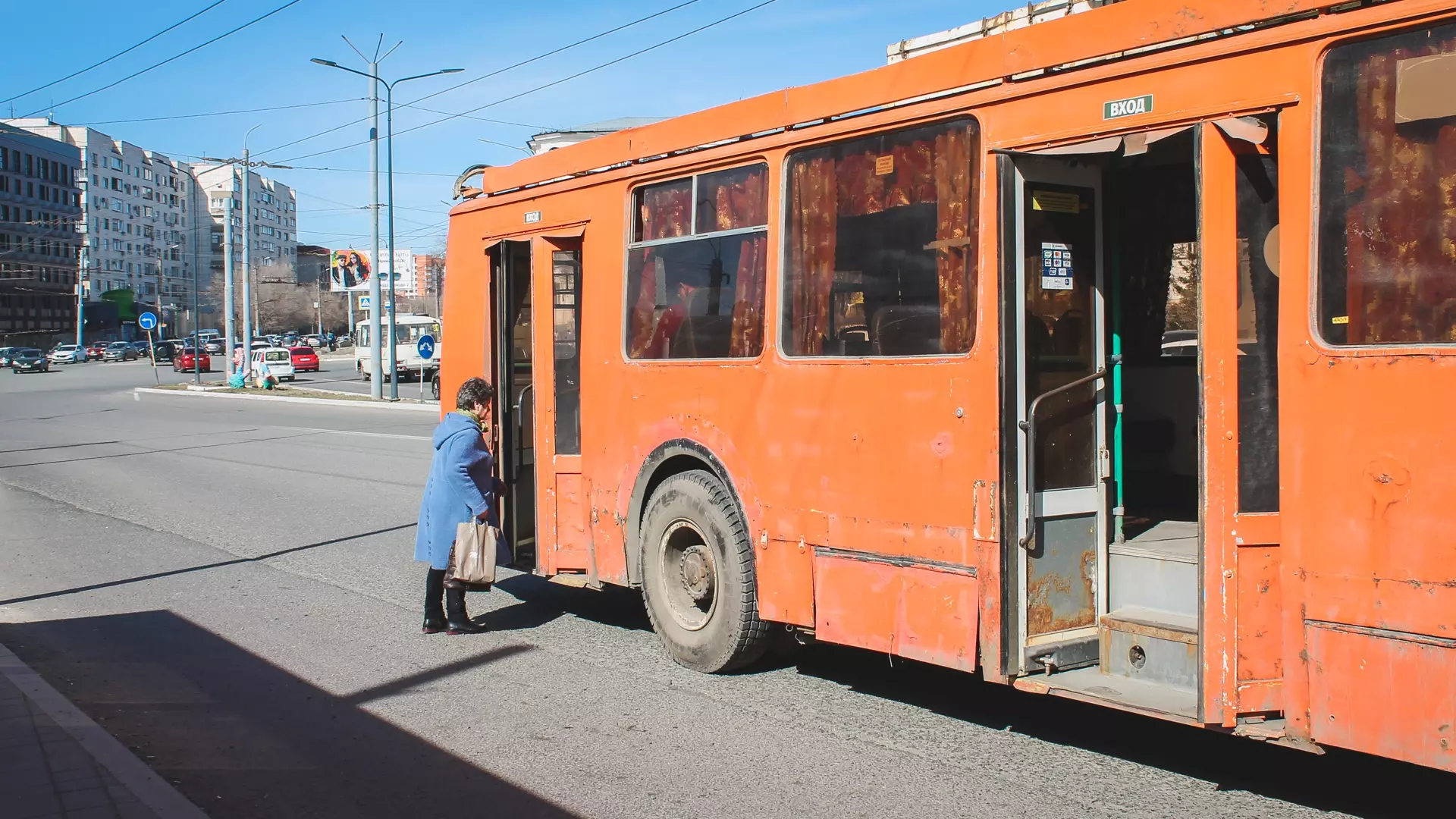 В Новосибирске мэрия объяснила правила пересадки пассажиров сломанного автобуса