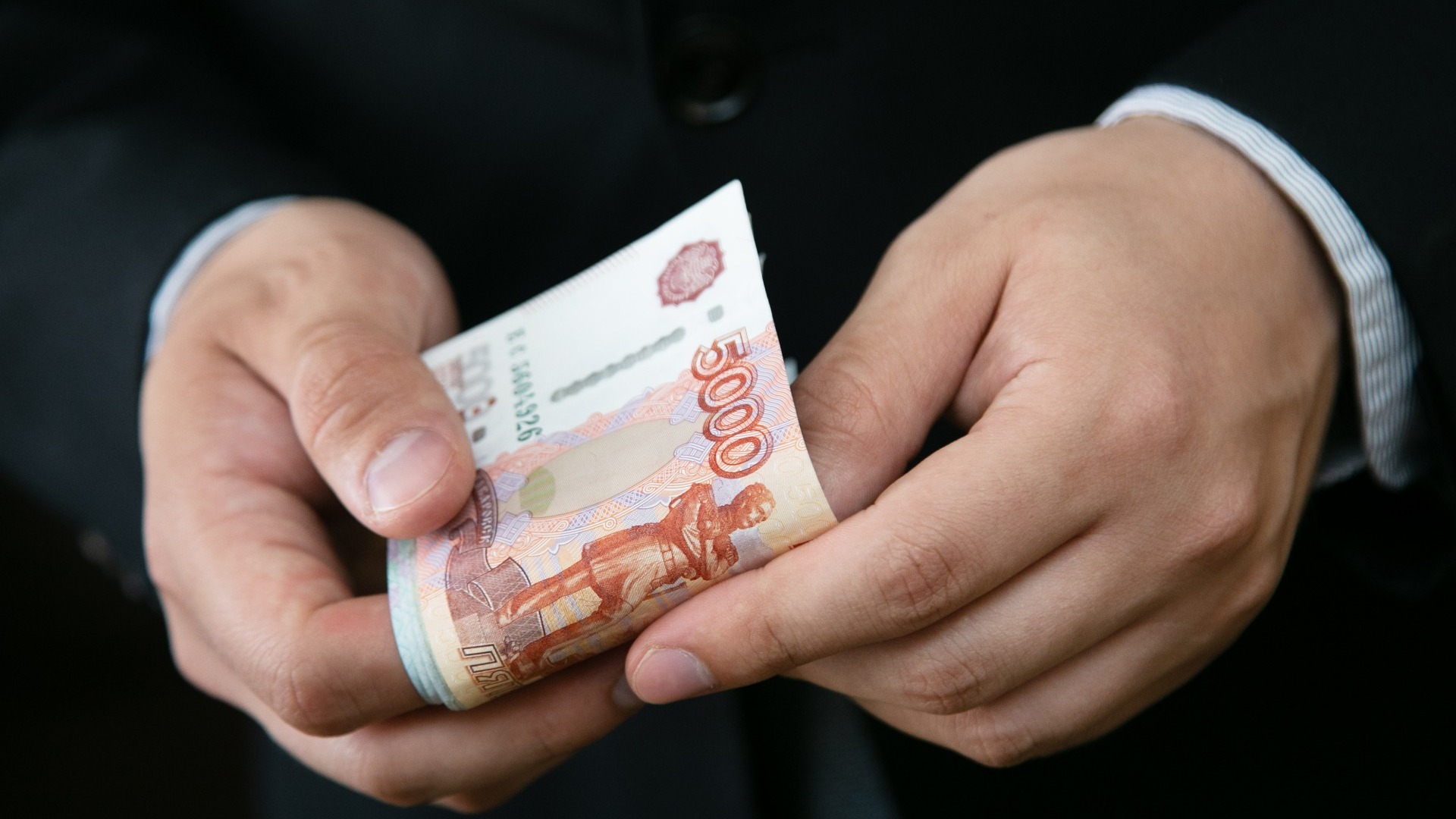 В Новосибирске чаще всего фальшивыми купюрами рассчитываются на АЗС и микрорынках.