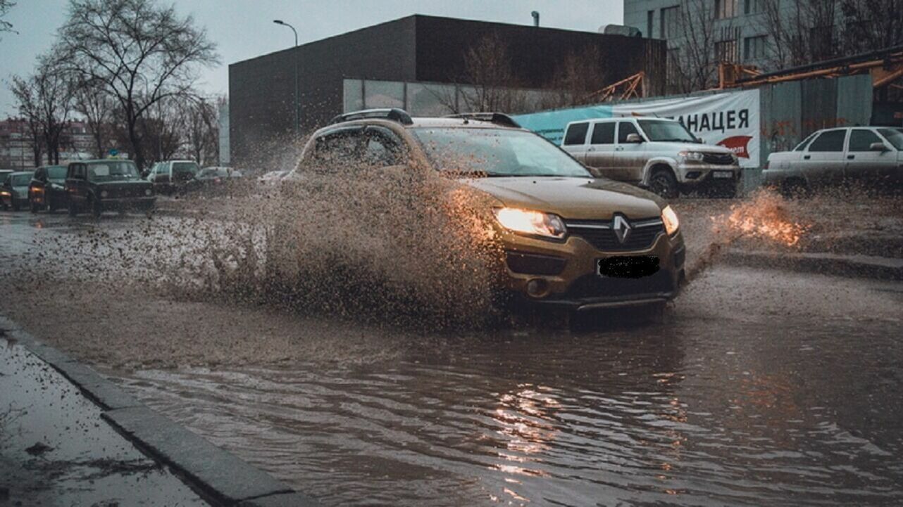 Женщину трижды облили водой из луж автомобилисты под Новосибирском