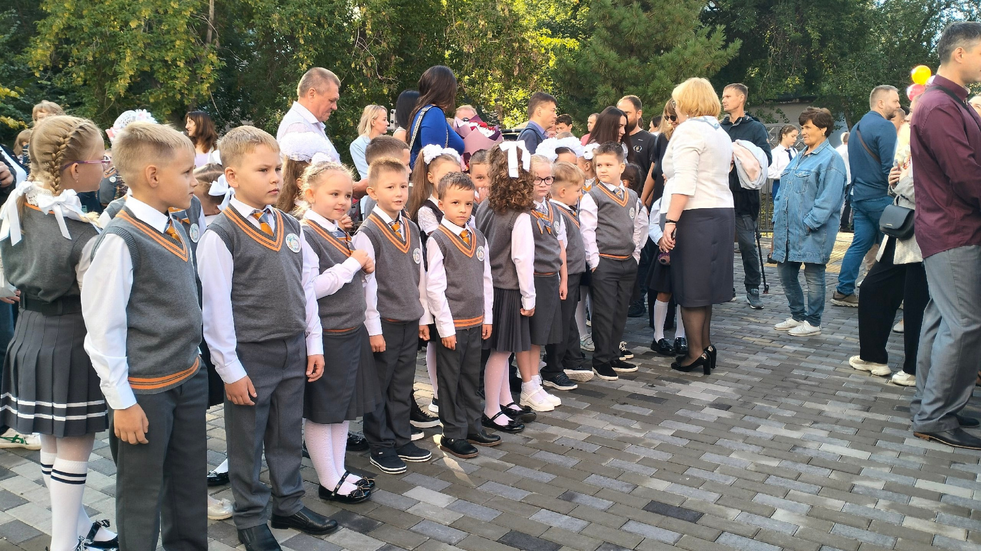 Перед началом торжественной линейки в школе №54 Новосибирска 1 сентября 2023