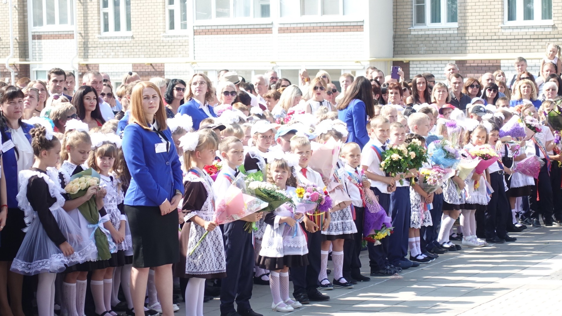 200 первоклассников отправились в новую школу на «Родниках» в Новосибирске