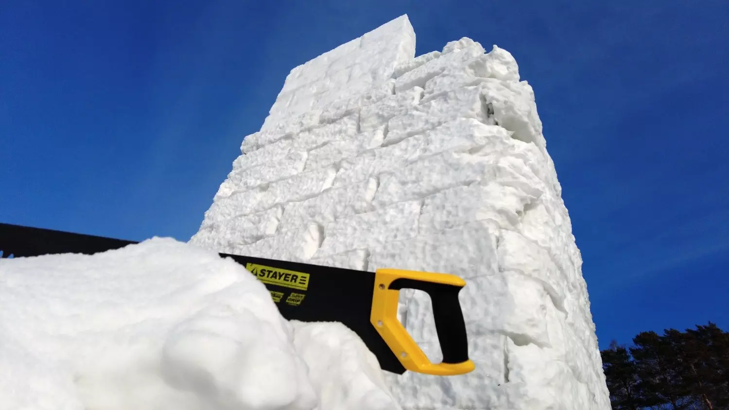 Пила и лопата — основные инструменты при работе со снегом