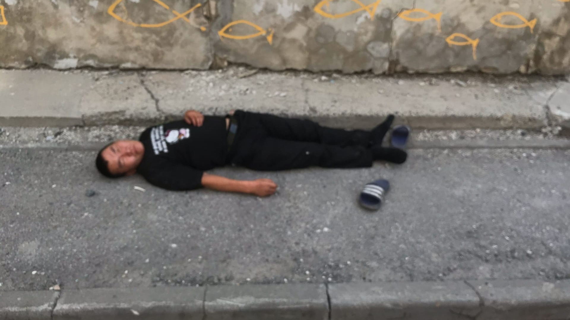 Мужчина спит на улице на Станиславского в Новосибирске