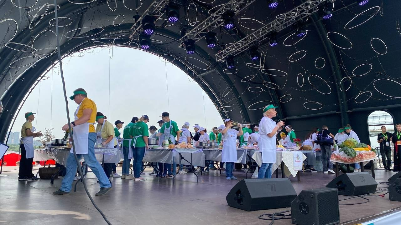 Соревнования кулинарных команд на фестивале "В Сибири - есть!" в Новосибирске на Михайловской набережной