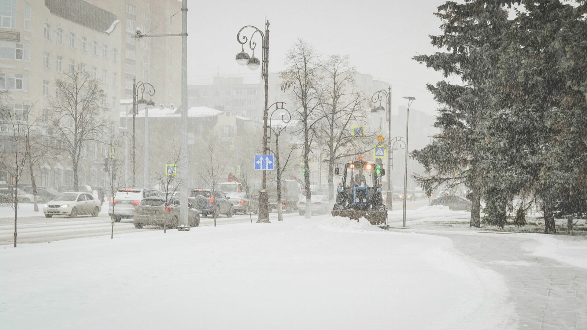 В Новосибирске разгребают последствия аномального снегопада