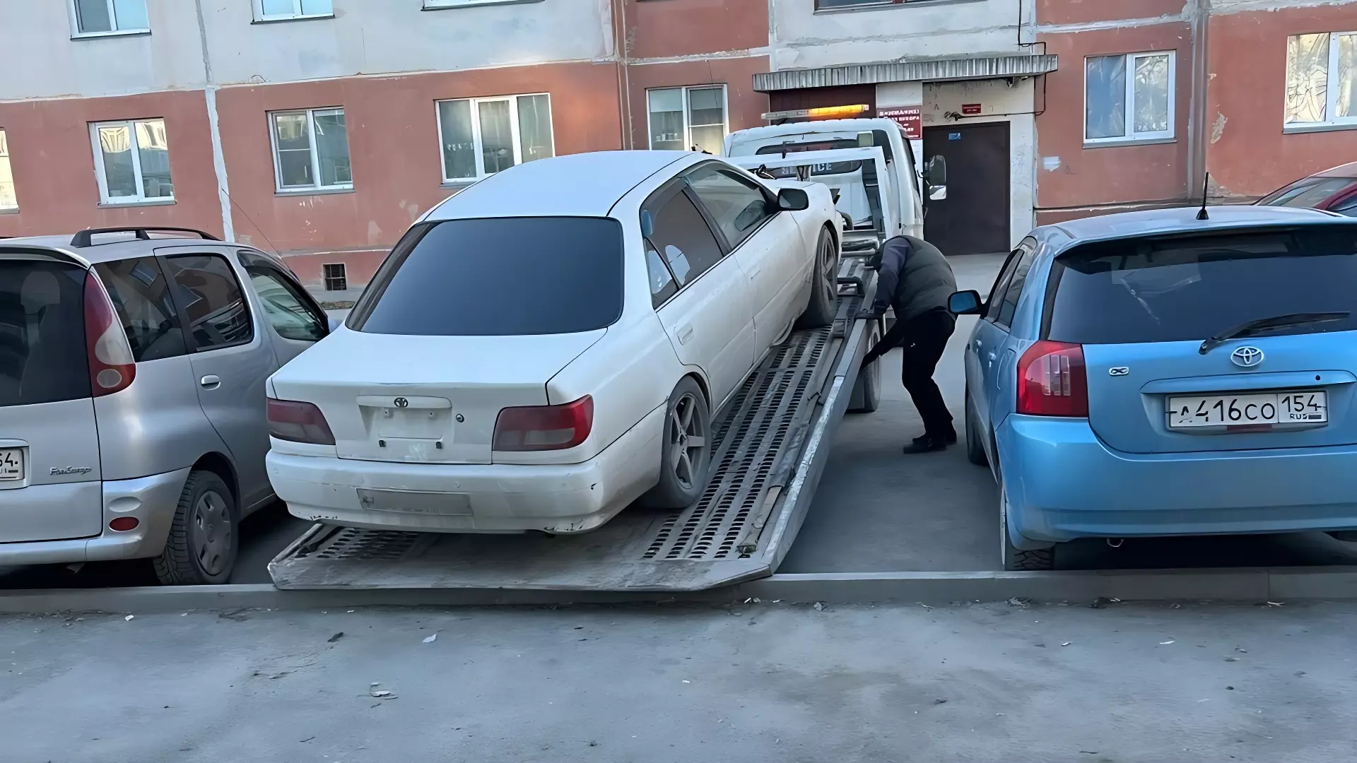 Должник попытался сбежать на арестованном авто от новосибирских приставов