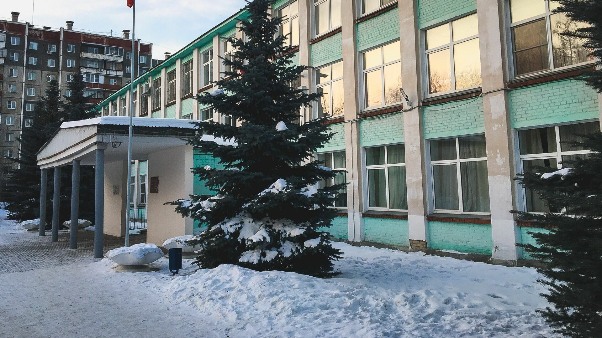 В Новосибирске проверили 36 школ после сообщений о взрывчатки в зданиях