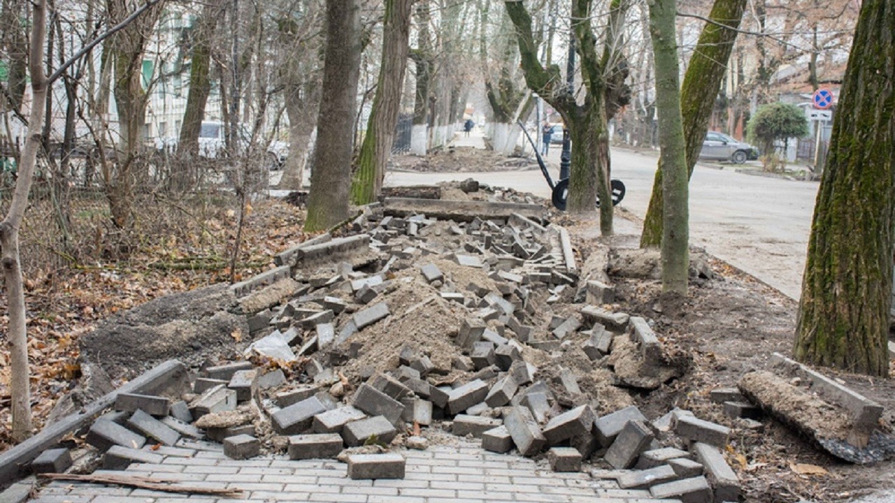Тротуарную плитку перекосило после ремонта на Карла Маркса в Новосибирске