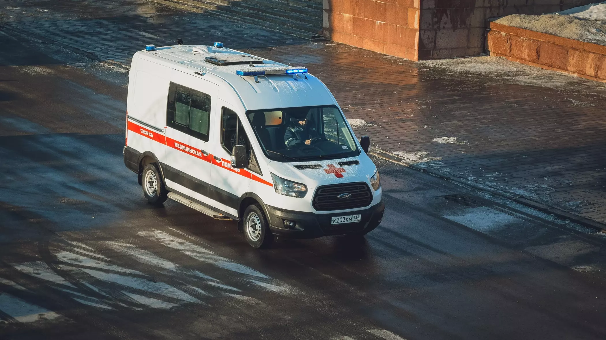Тело мужчины нашли на тротуаре в Новосибирске
