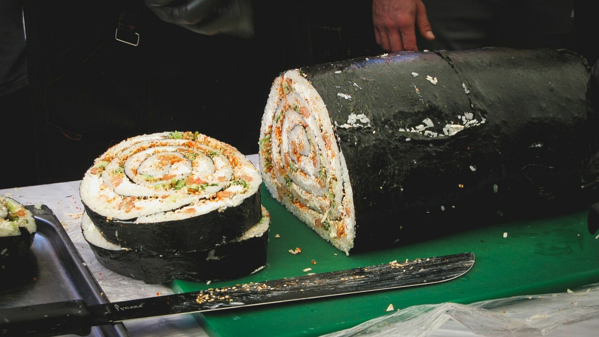 Неизвестные разгромили и обокрали павильон суши в Новосибирске