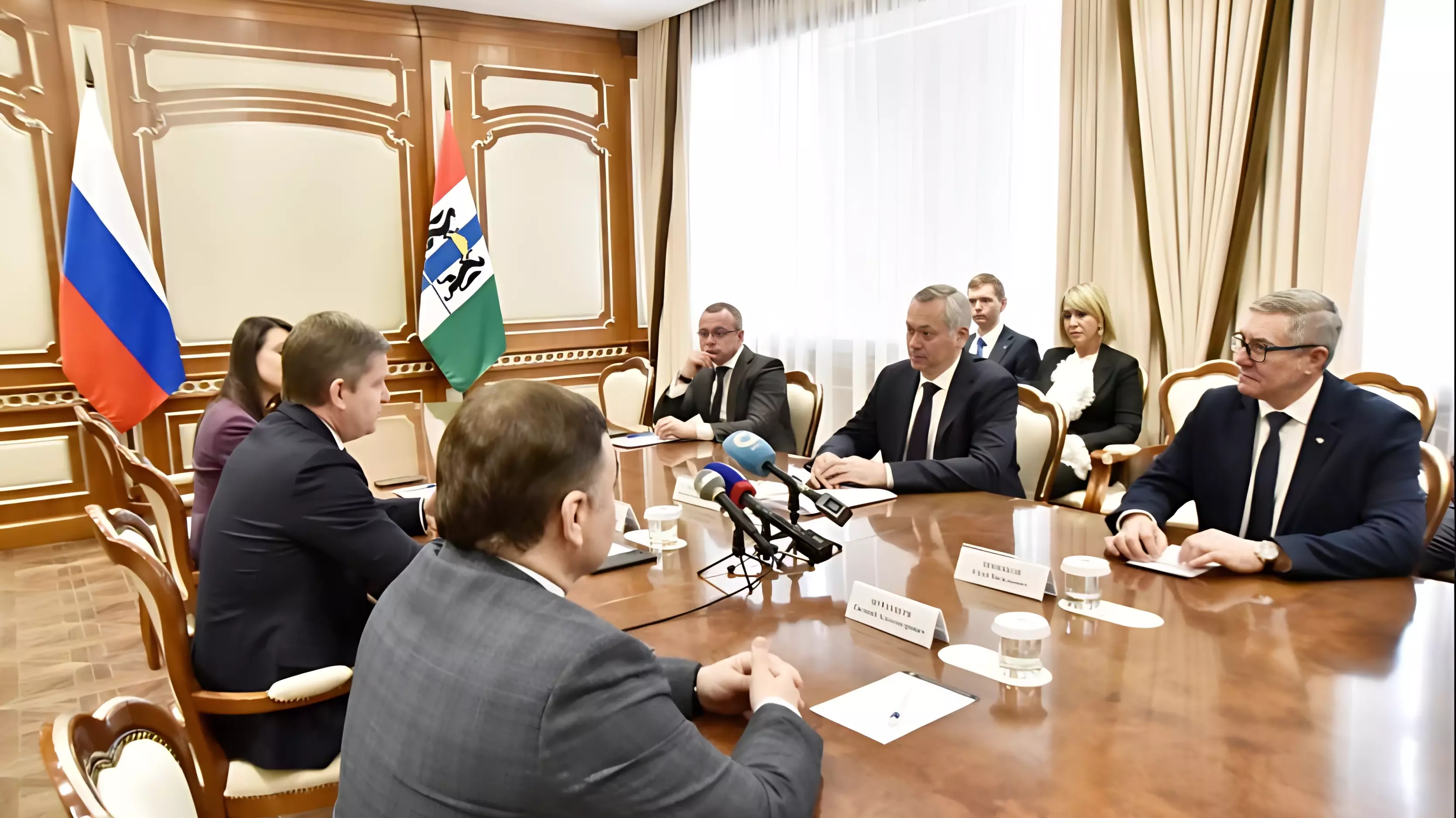 Губернатор Андрей Травников и генеральный директор фонда Роман Карманов подписали соглашение о сотрудничестве и взаимодействии
