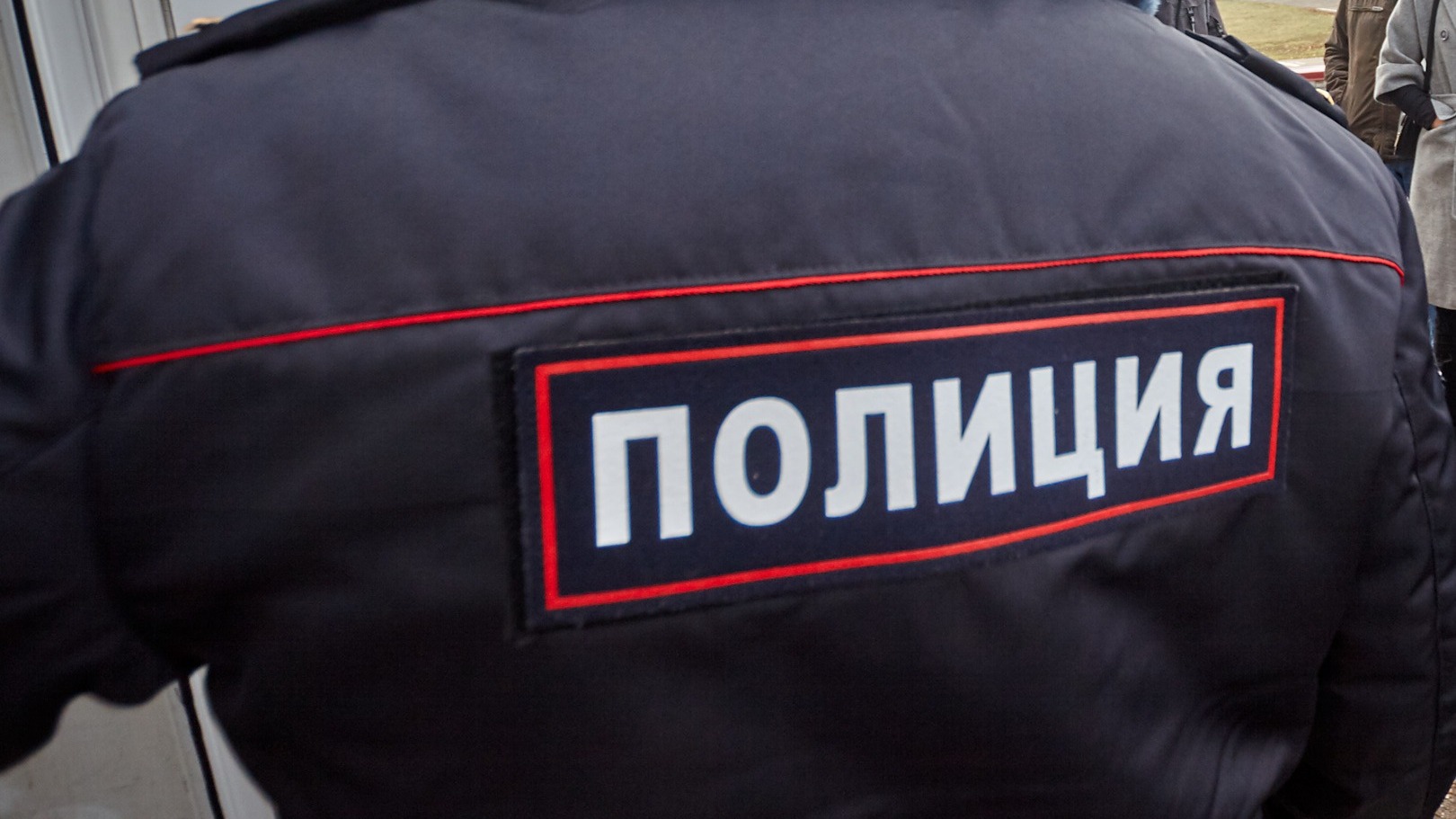 Двое детей из подъезда в Новосибирске оказались не брошенными – комментарий МВД