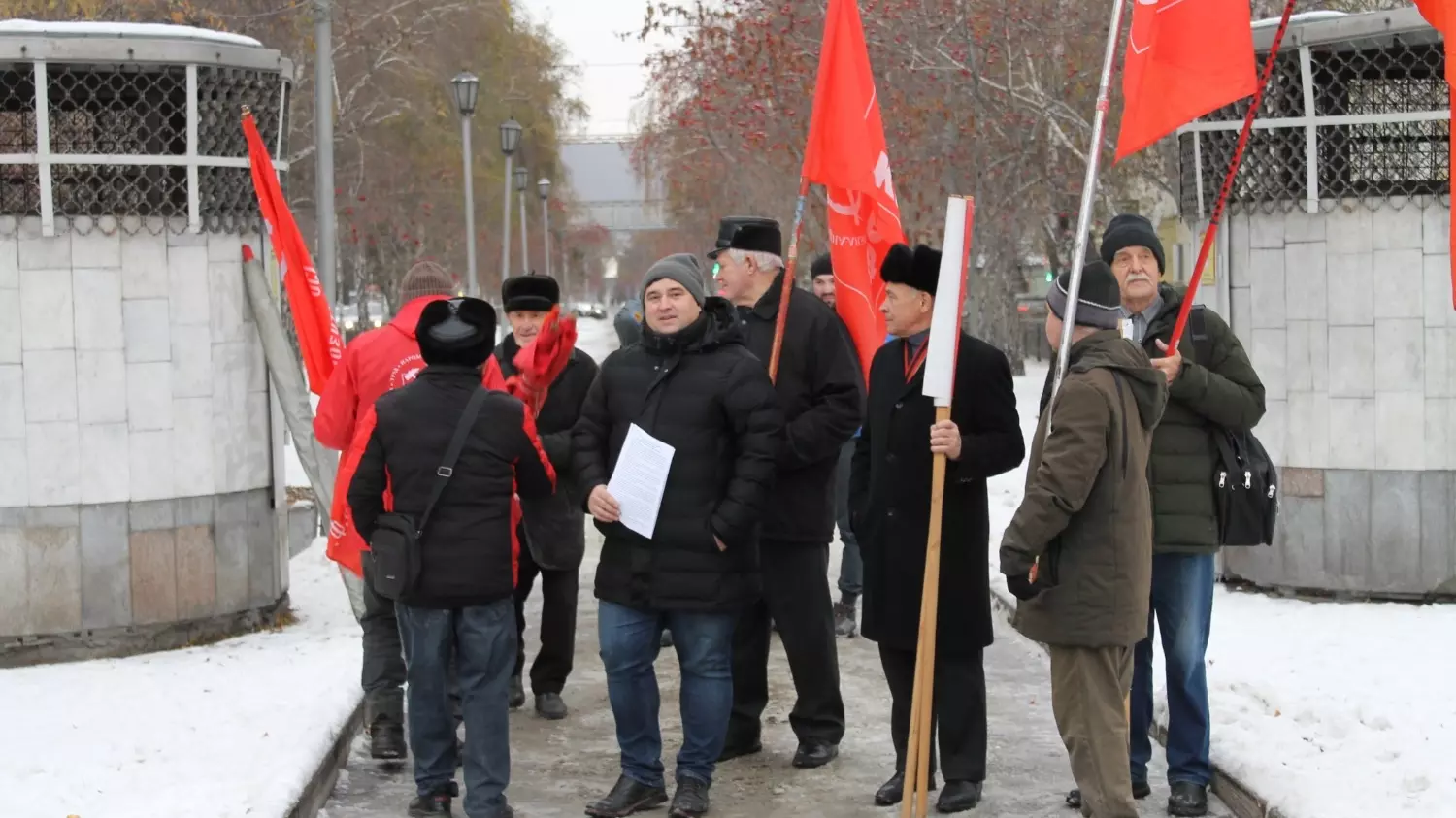 Колонна демонстрантов прошла по Красному проспекту