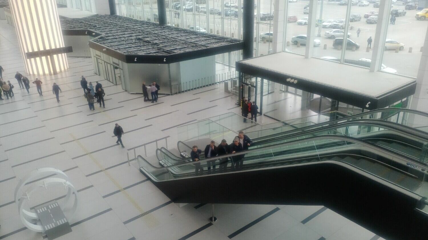 Терминал получил современное техническое оснащение: здесь установлены 54 стойки регистрации, 25 лифтов, 18 эскалаторов