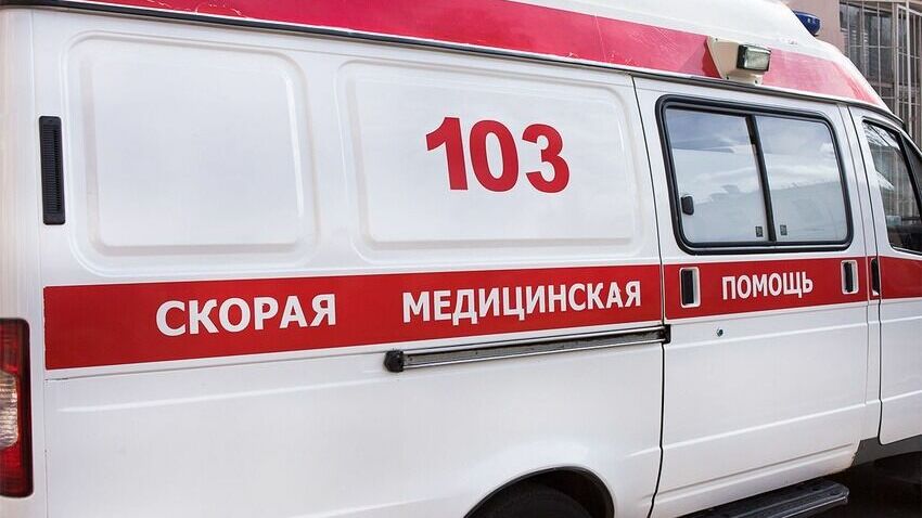 Железка упала с крыши на голову ребенка в Новосибирске