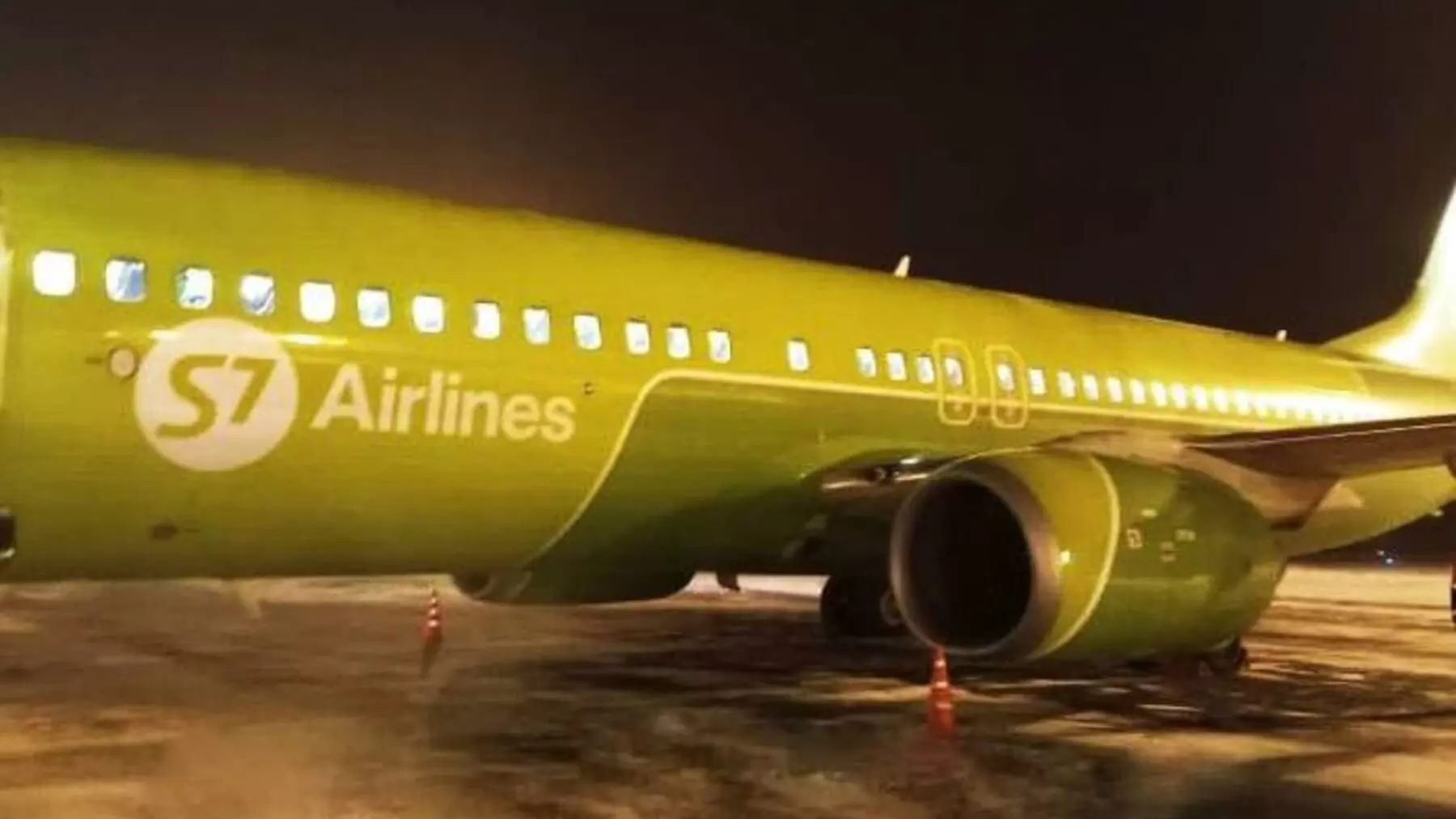Самолет авиакомпании S7 сел в аэропорту Толмачево после обнаружения поломки двигателей.