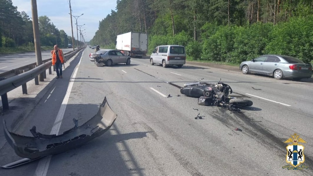 На Старом шоссе в Новосибирске разбился мотоциклист