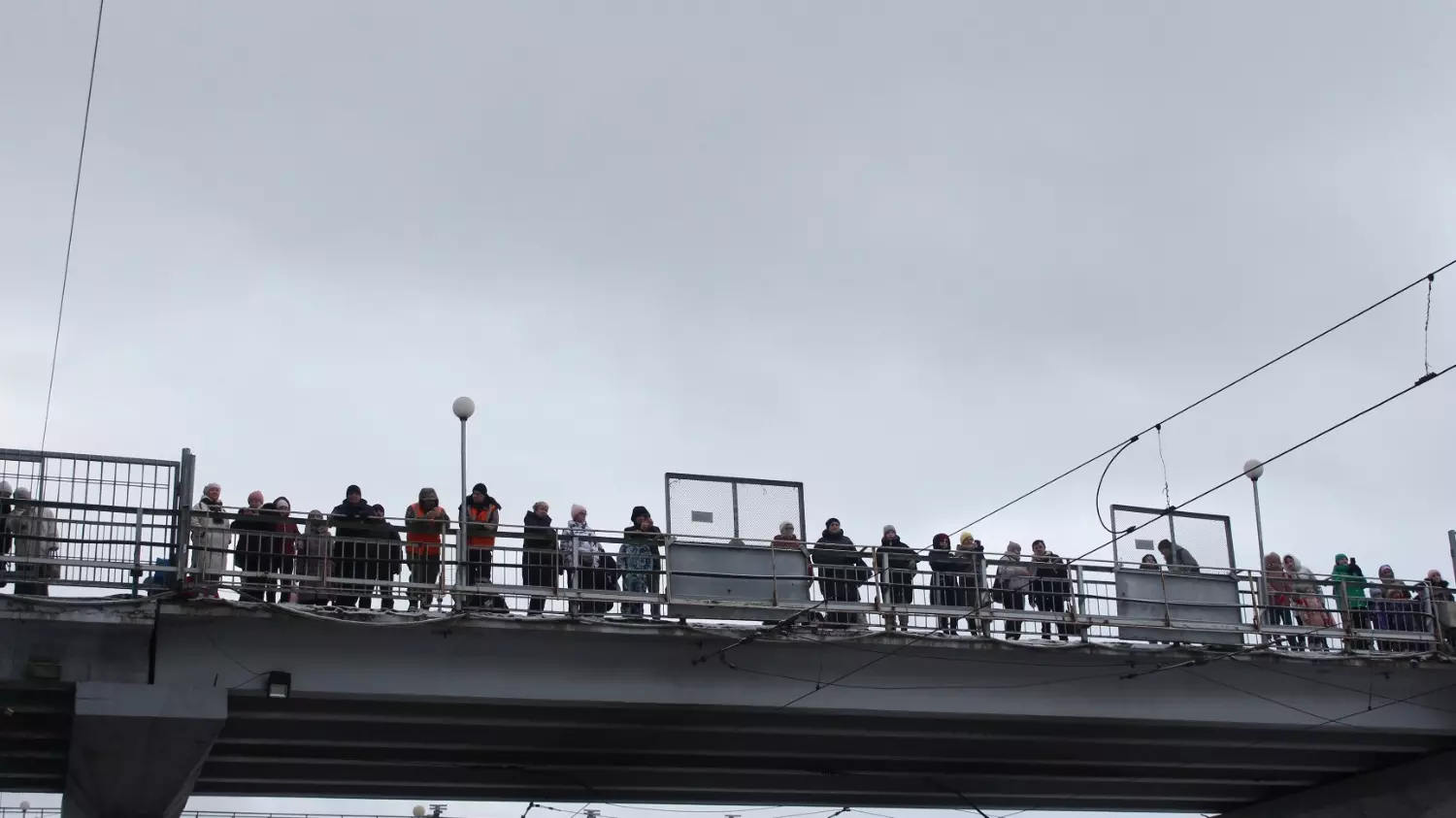 Зрители собрались даже на мосту
