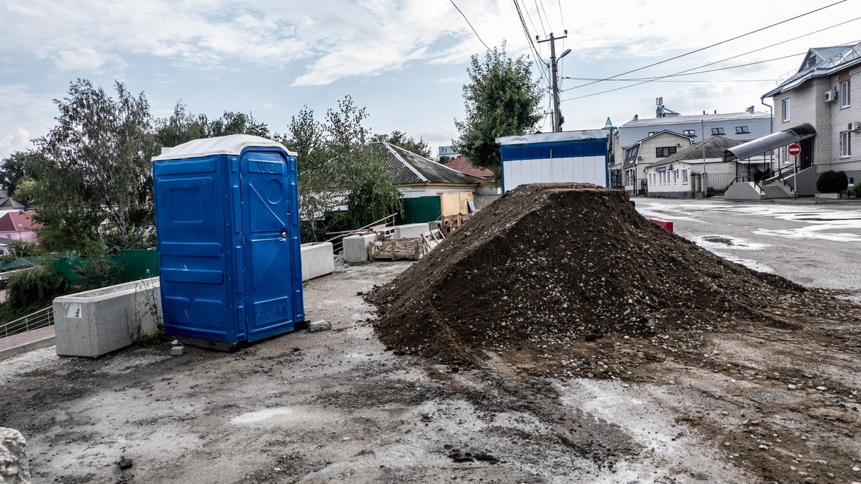Тротуар в отхожее место превратили строители ЖК "Берлин" в Новосибирске