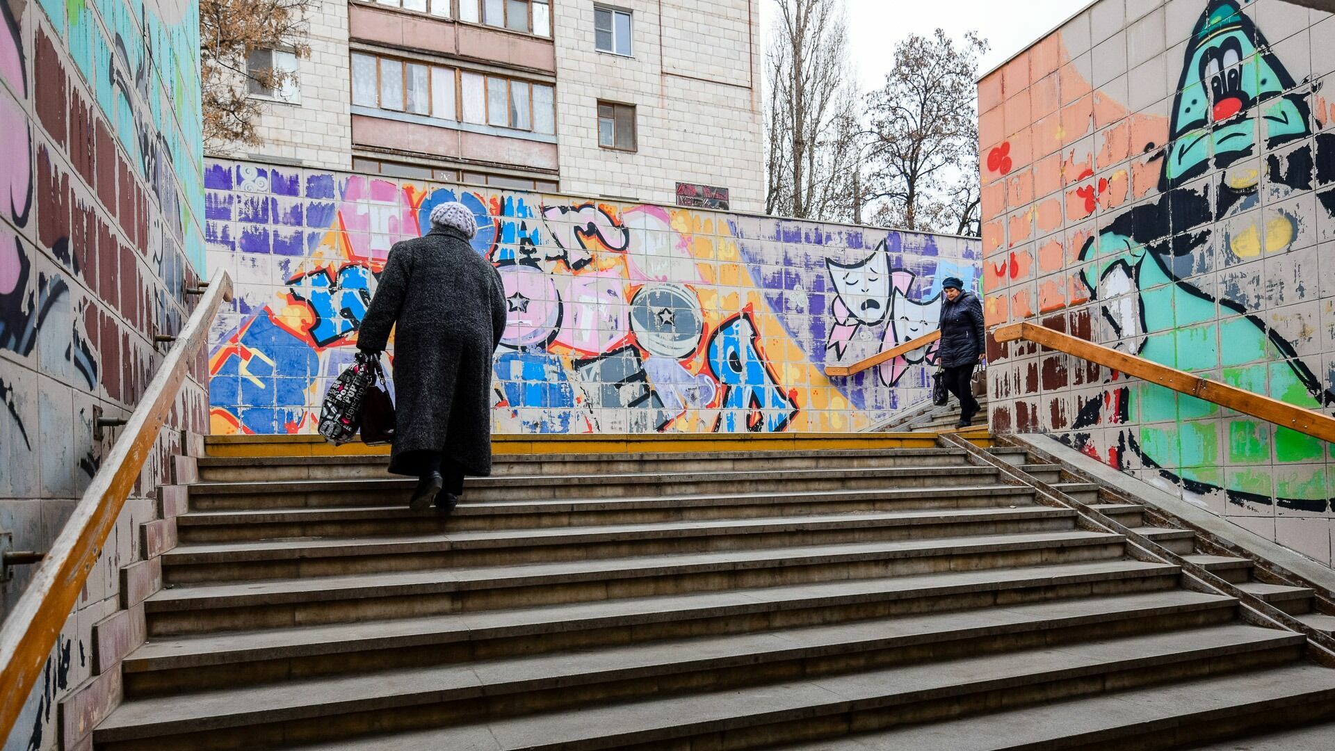 Подземные переходы под Новосибирском изуродовали школьники-граффитисты