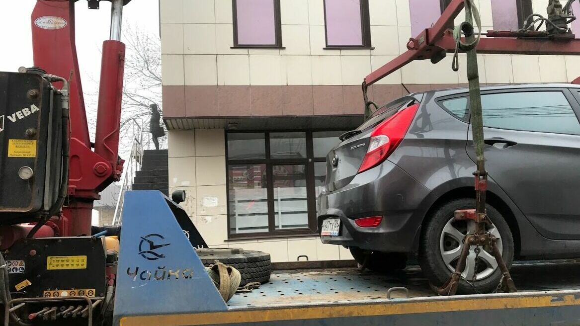 Эвакуатор увез машину с собакой внутри с улицы Кирова в Новосибирске