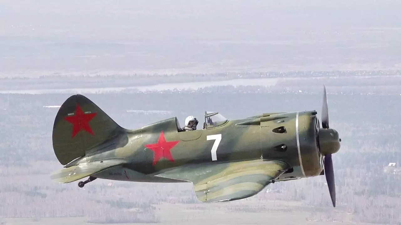 Участвовавший в воздушных боях ВОВ истребитель И-16 пролетел над Новосибирском
