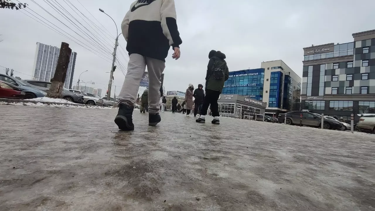 Коркой льда покрыты все тротуары в Новосибирске