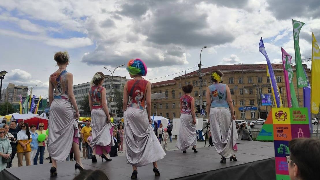 История и соврееменность городского костюма сошлись на площадке в Октябрьском районе