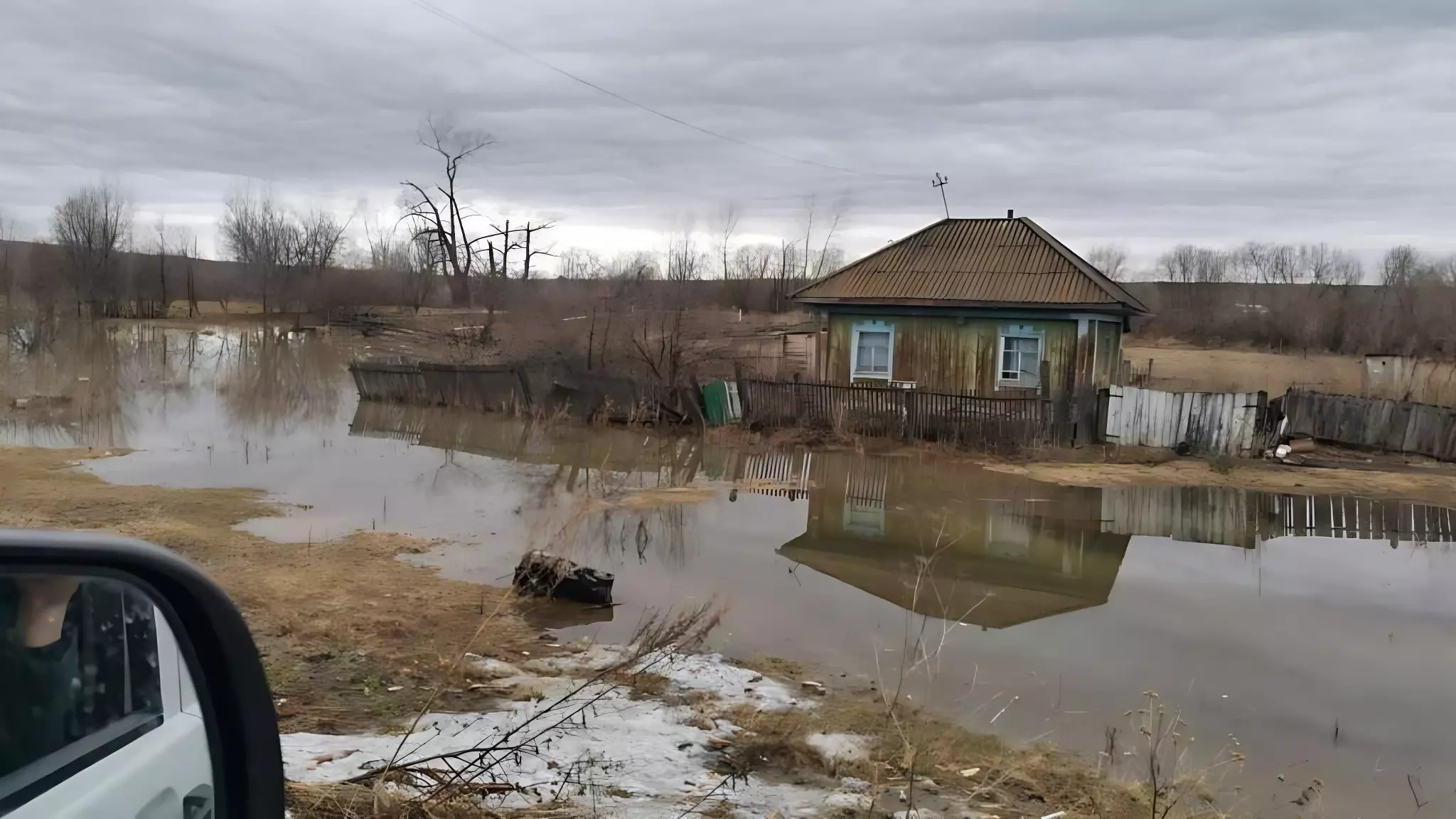Вода вплотную подошла к жилым домам в Новосибирской области