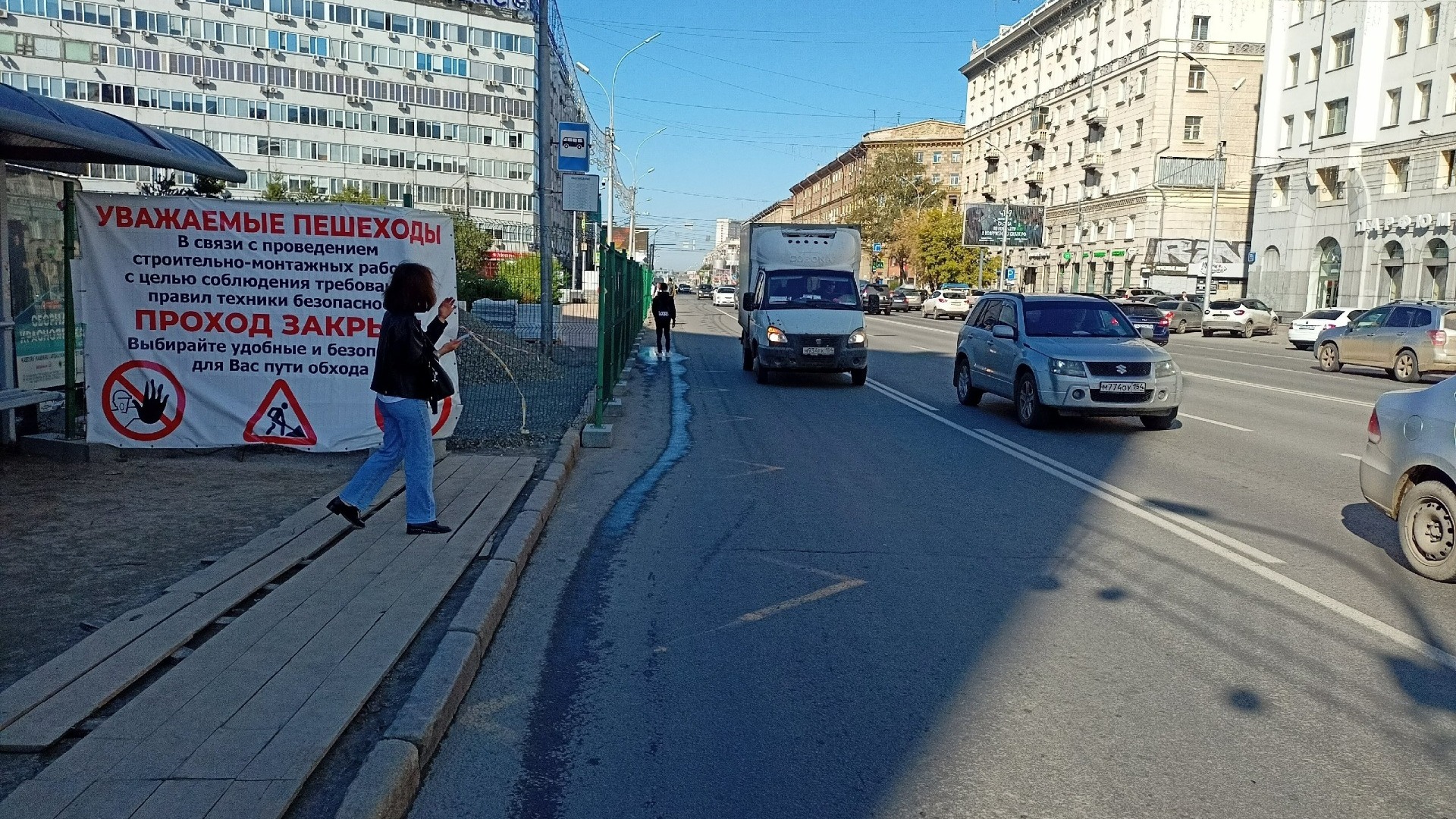 На улице Орджоникидзе перекрыли тротуар на время ремонта сквера.