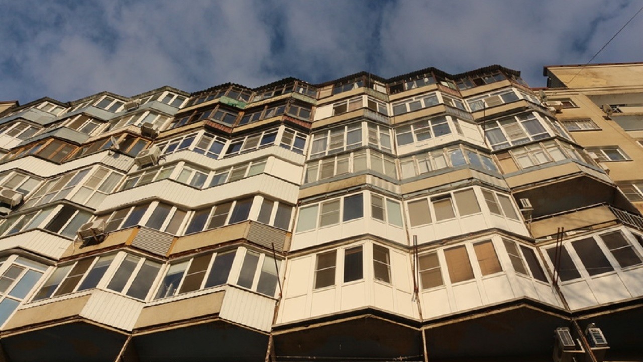 Пожарные спасли запертого на балконе 8 этажа дома ребенка в Новосибирске
