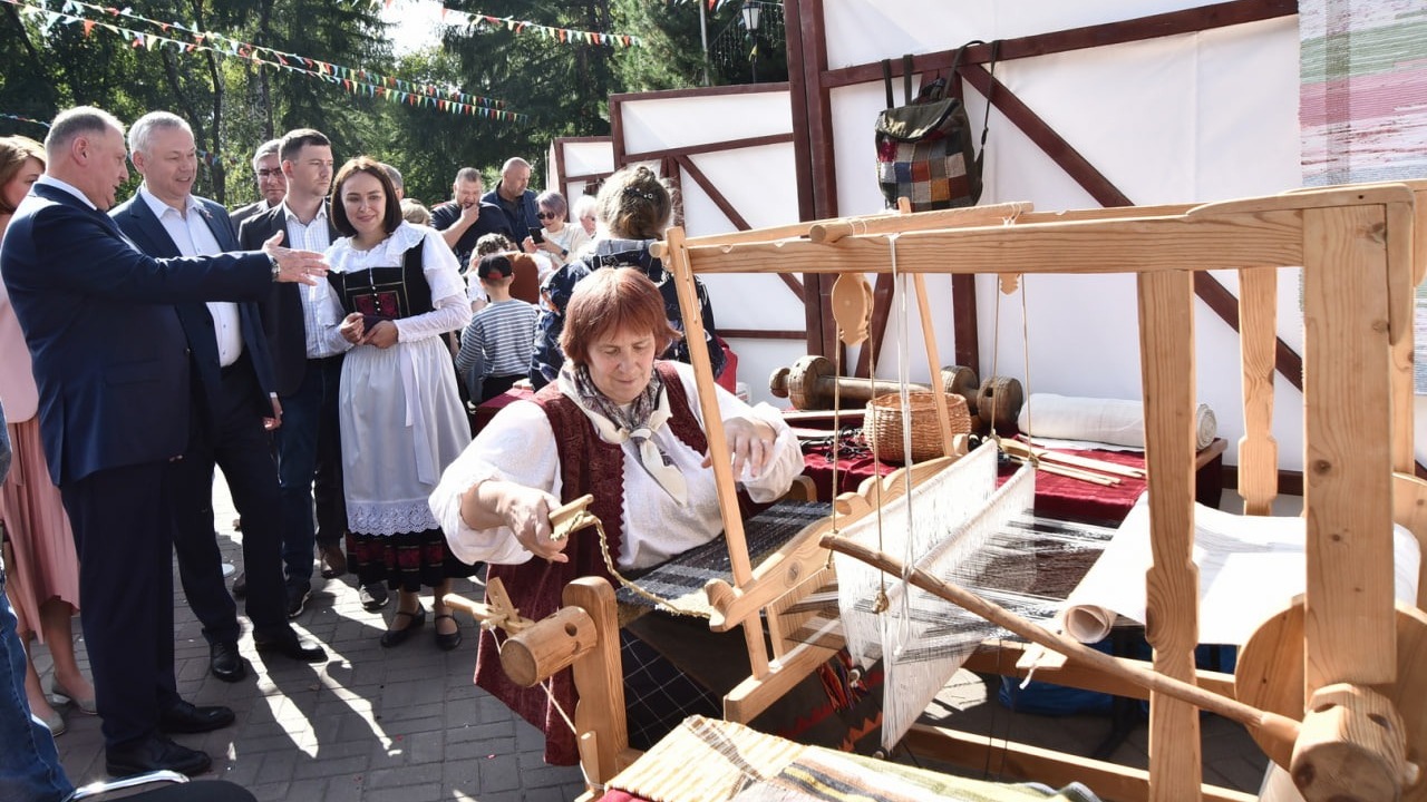 Мастерица Ирина Корнеева представила традиции ткачества на VIII Международном фестивале «Немецкая слобода-2023» в Новосибирске.