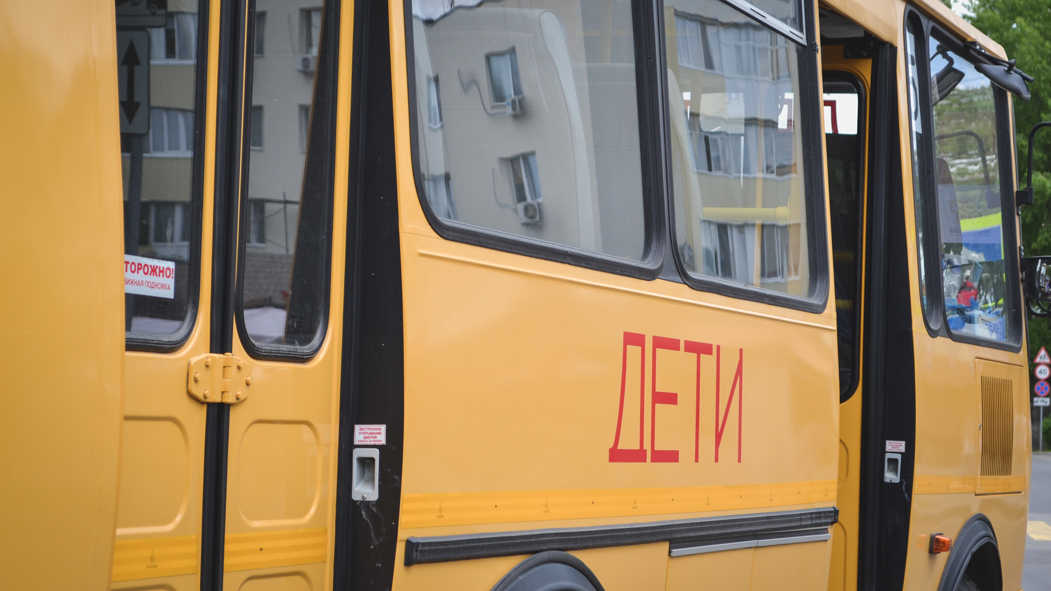В Новосибирске автомобиль едва не сбил детей у ЖК «Берлин»