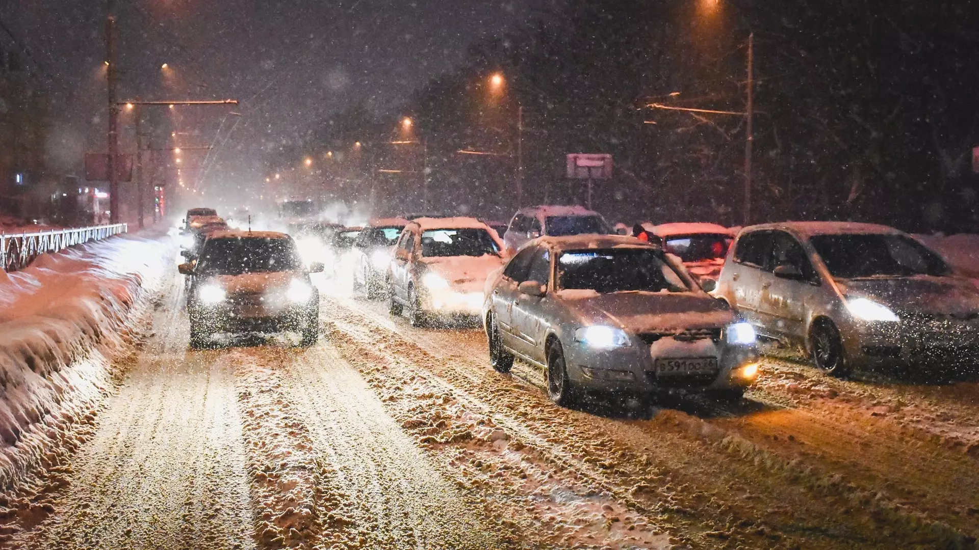 Машины мешают убирать снег с дорог
