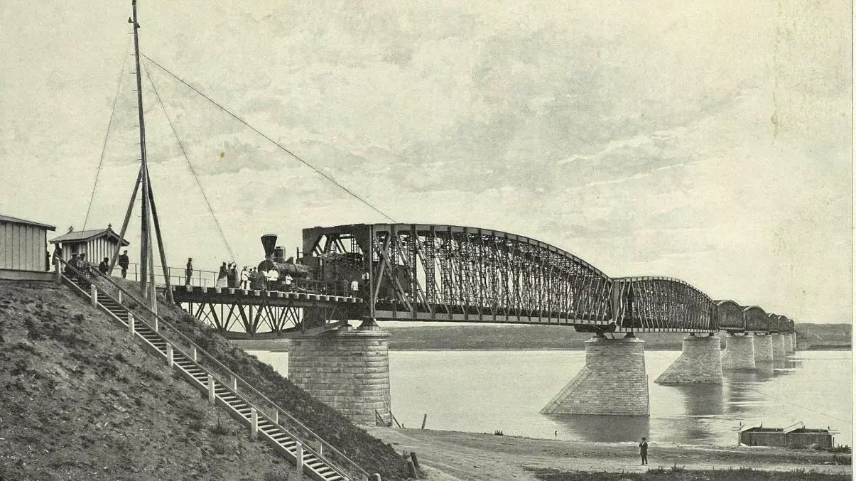 Город возник благодаря строительству железнодорожного моста через Обь