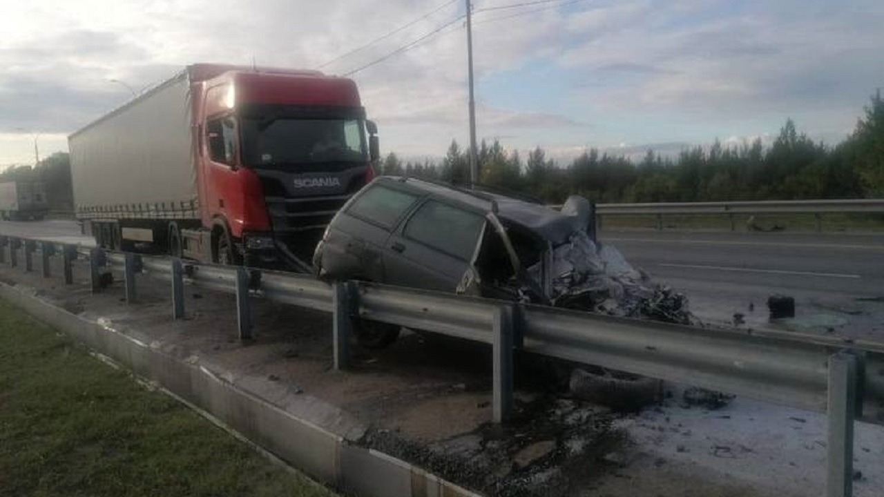Под Новосибирском две фуры раздавили водителя ВАЗ-2111 при столкновении