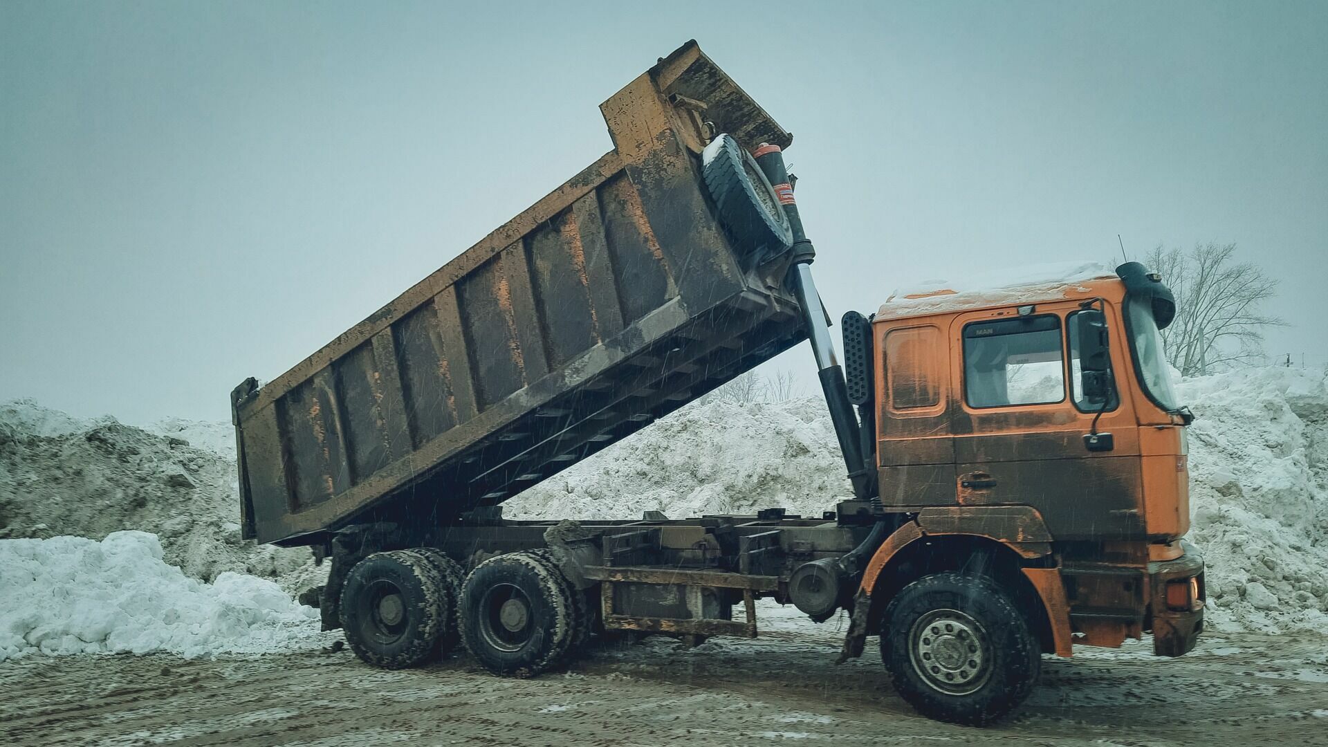 В Новосибирске началась уборка снега после снегопада 