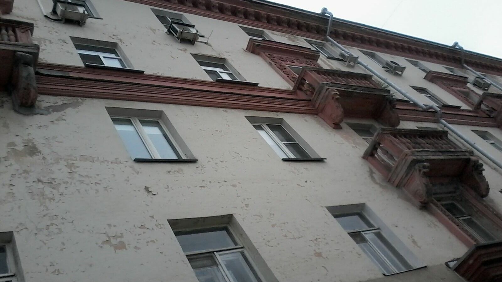 Женщина застряла на балконе своей квартиры в Новосибирске