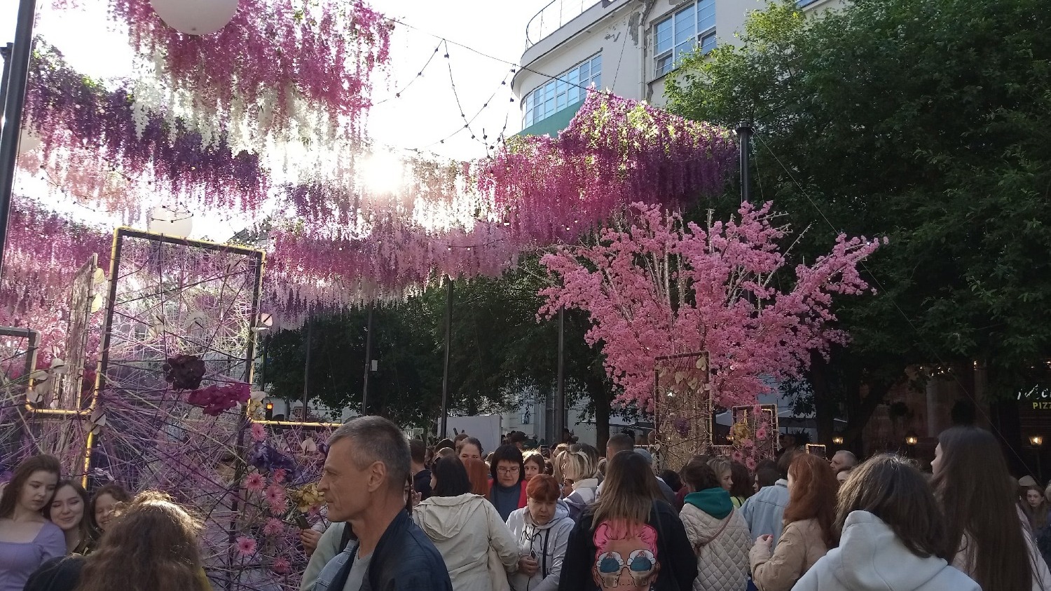 По задумке устроителей, фестиваль показывает 4 времени года языком цветов