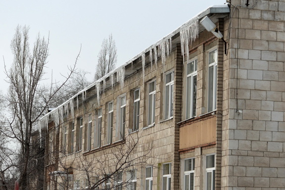 В Новосибирске из-за падения наледи на женщину накажут владельца здания