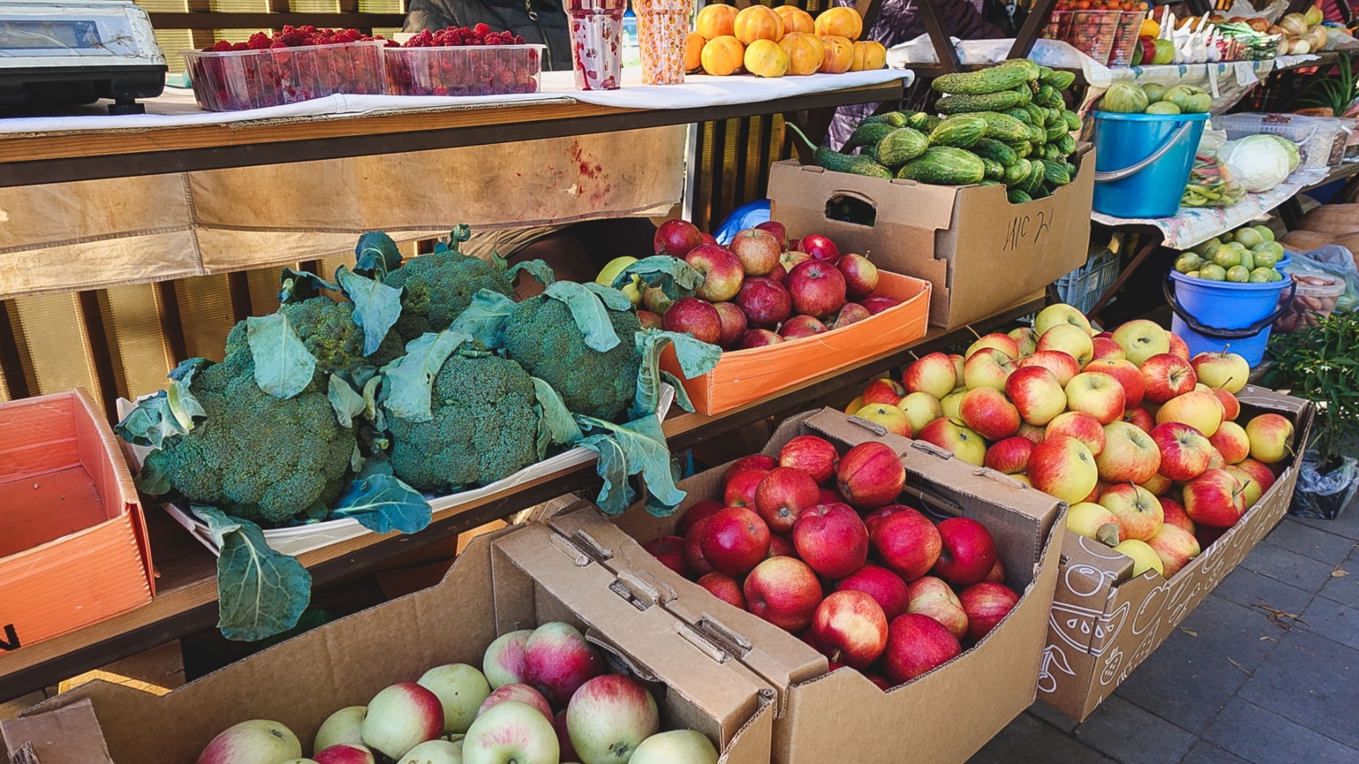 Фрукты и овощи на рынке могут содержать опасные химические соединения.