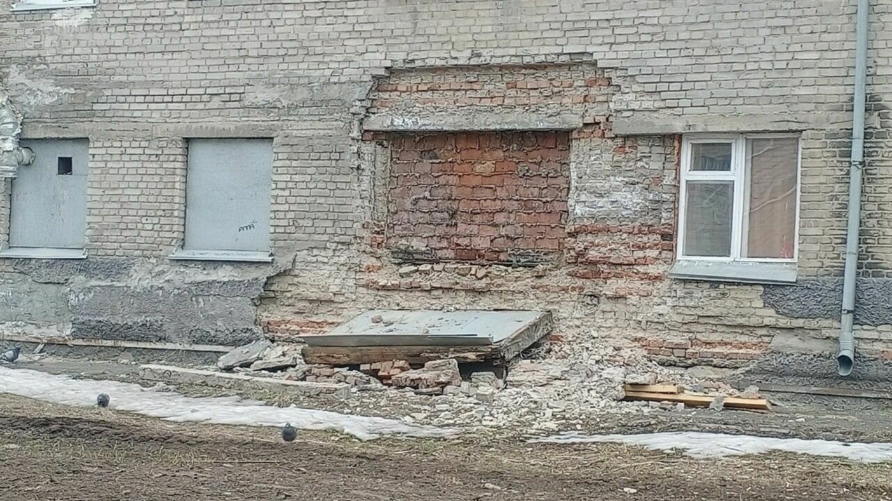 Стена рухнула из-за непогоды у общежития в Новосибирске
