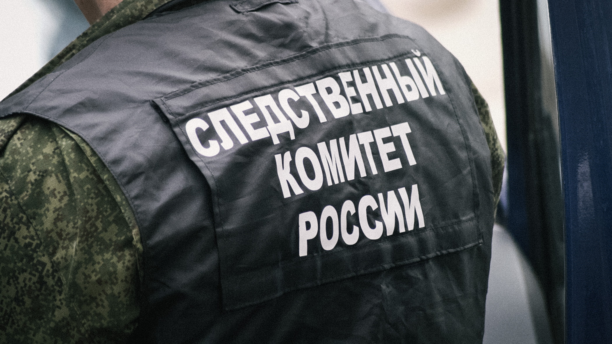Труп мужчина нашли у дома в Новосибирске – устанавливается личность погибшего